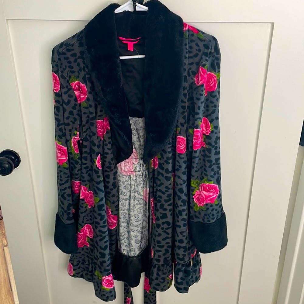 Betsey Johnson robe, cheetah print background, pink roses and black fur.